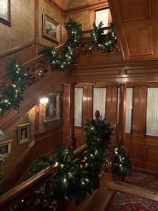 2019 christmas pabst mansion staircase 4891